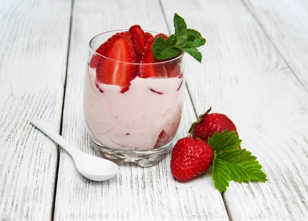 与新鲜草莓酸奶 — 图库照片
