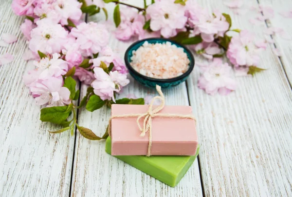 Spa-produkter med sakurablomst – stockfoto