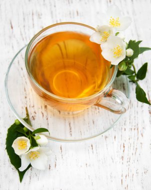 Yasemin çiçekli bir fincan çay.