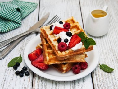 Waffle çilek, yaban mersini ve sos ile