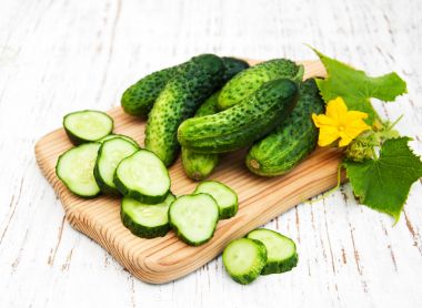 Bir tablo üzerinde taze salatalık