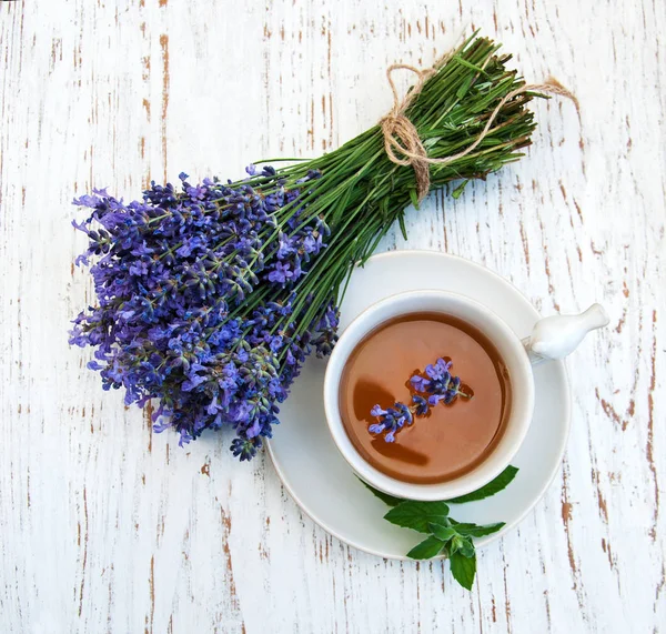 Чашка чая и лавандовые цветы — стоковое фото