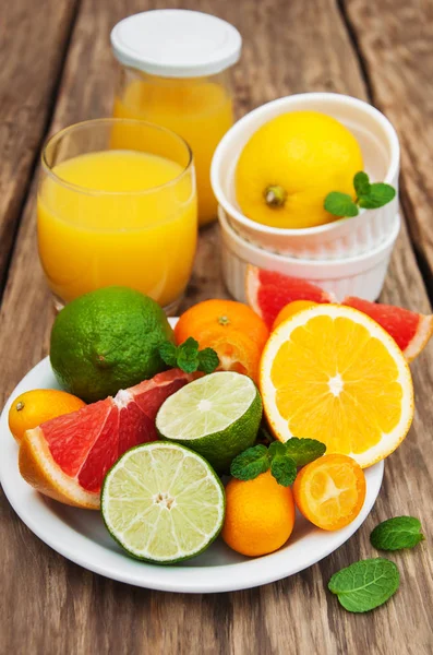 Juice och färska citrusfrukter — Stockfoto