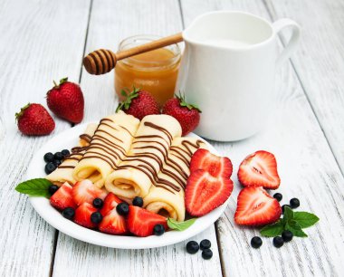 çilek ve çikolata soslu krep