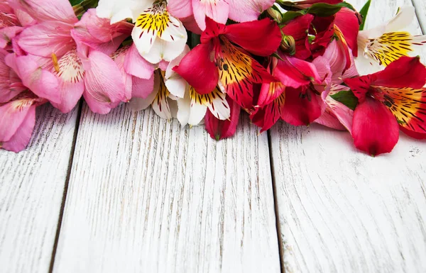 อัลสโตรมีเรีย ดอกไม้บนโต๊ะ — ภาพถ่ายสต็อก