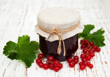 Bir masaya redcurrants jam