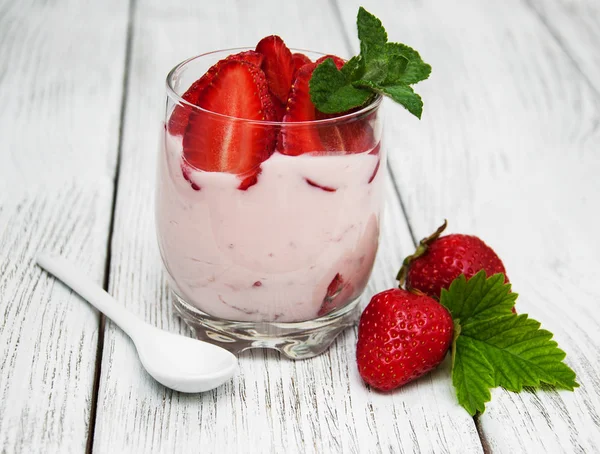 Yogurt con fragole fresche — Foto Stock