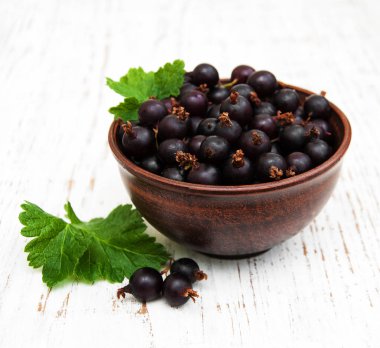 Siyah frenk üzümü ile kase