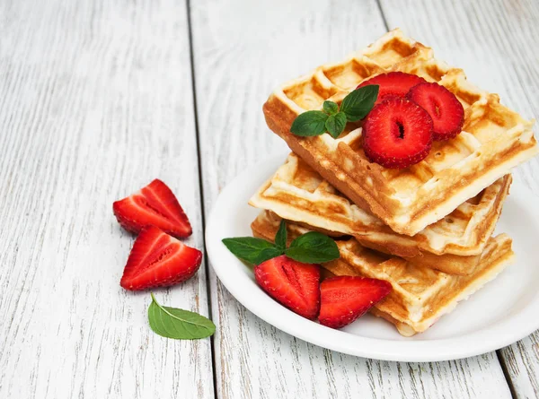 Çilekli ve naneli Belçika waffleları