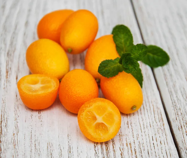 A fából készült asztal kumquats — Stock Fotó