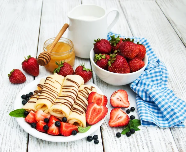 Crepes com morangos e molho de chocolate — Fotografia de Stock