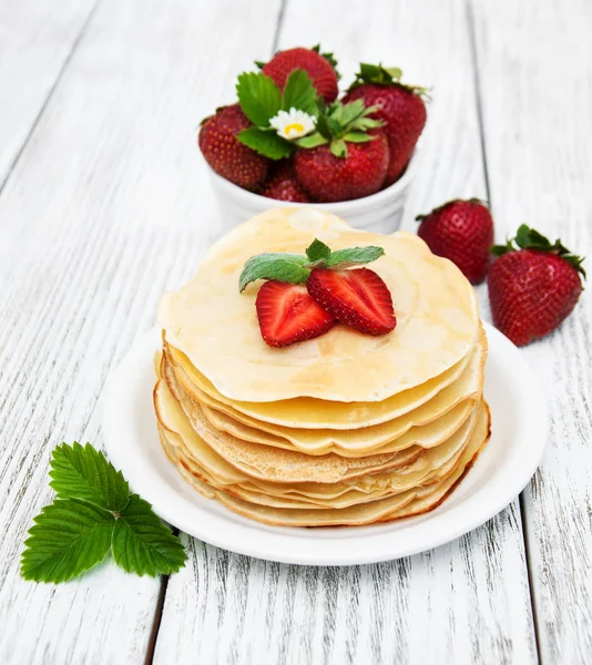 Pfannkuchen mit Erdbeeren — Stockfoto