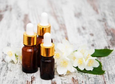 Masaj yağları ve Yasemin çiçekleri