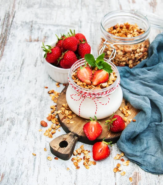 Yogourt et granola pour le petit déjeuner — Photo