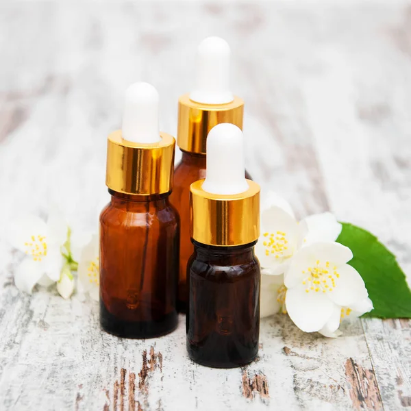 Massage oils and jasmine flowers — Stock Photo, Image