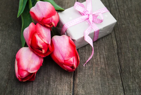 Primavera tulipanes flores y caja de regalo —  Fotos de Stock