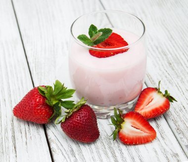 Yoğurtlu taze çilek