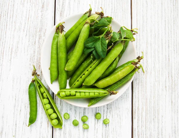 Pois verts sur une table — Photo