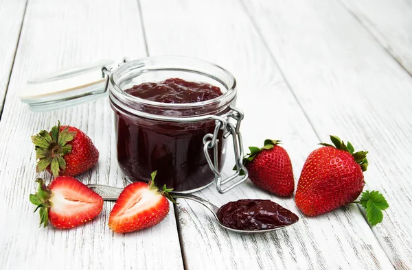 Mermelada de fresa y fresas frescas — Foto de Stock