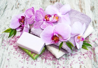 El yapımı Sabun ve mor orkideler