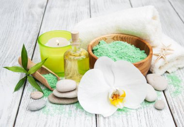 Spa Ürünleri ve beyaz orkide