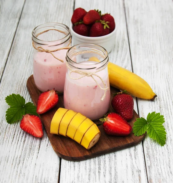 Yogurt con fresas frescas y plátano — Foto de Stock