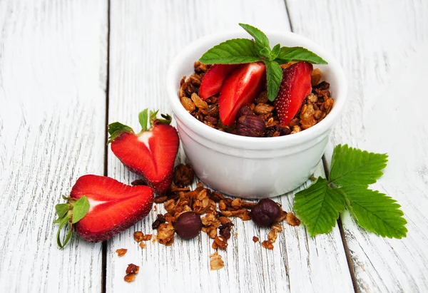 Hausgemachtes Müsli mit Erdbeeren — Stockfoto