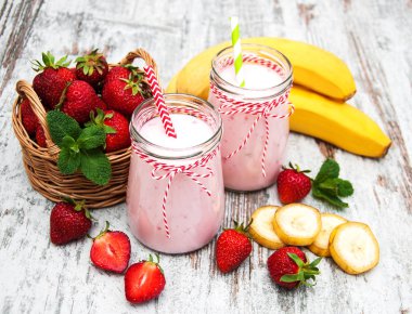 Çilek ve muz ile yoğurt