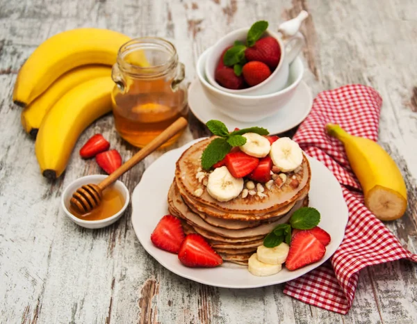 Crêpes aux fraises et bananes — Photo