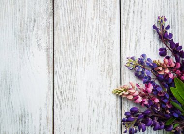 Bir masaya acı bakla çiçek