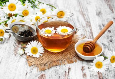 Bir fincan bitki çayı.