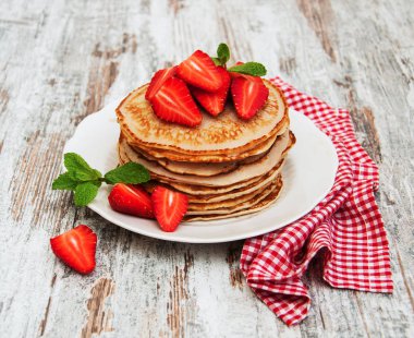 taze çilek ile Pancakes