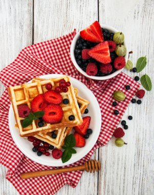 Waffle taze çilek ile