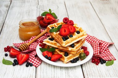 Waffle taze çilek ile