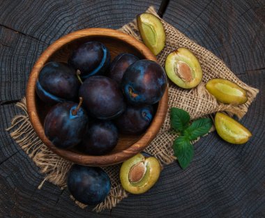 Erik yeşil yaprakları ile ile kase