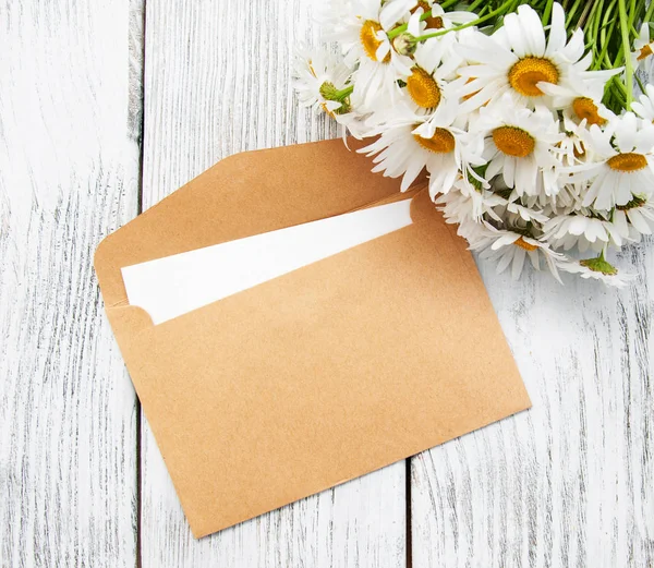 Bouquet of daisies with envelope — Stock Photo, Image