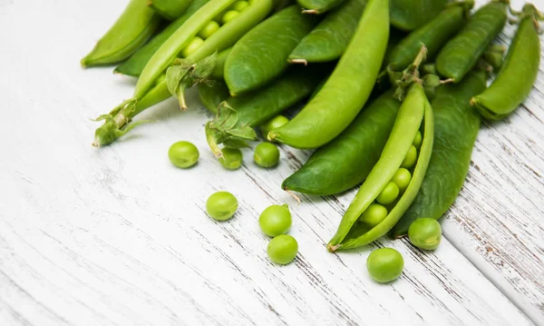 Pois verts sur une table — Photo