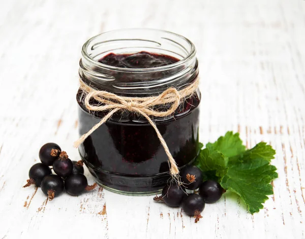 Mermelada de grosellas negras en una mesa — Foto de Stock