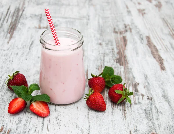 Yoghurt met aardbeien — Stockfoto