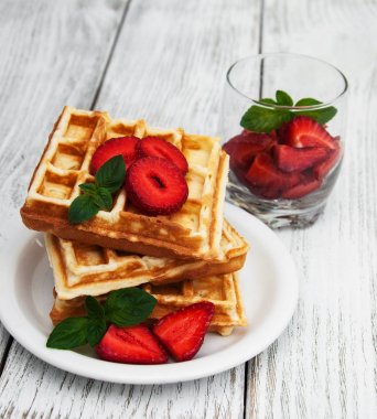 Çilekli ve naneli Belçika waffleları