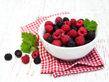 Böğürtlen ve ahududu ile kase