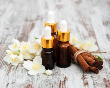 Masaj yağları ve Yasemin çiçekleri