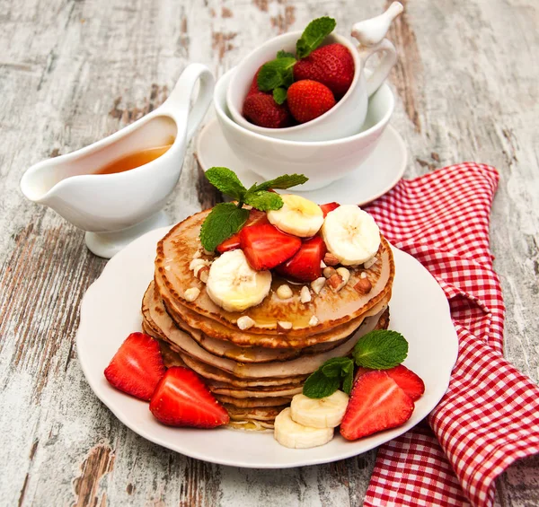 Panqueques con fresas y plátanos — Foto de Stock