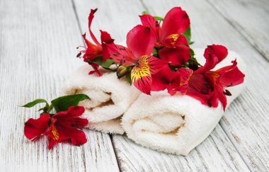 Spa havlu ve alstroemeria çiçekler