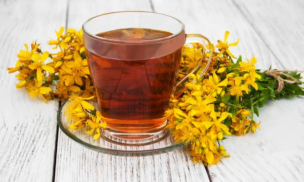 bir cam bardak bitkisel çay