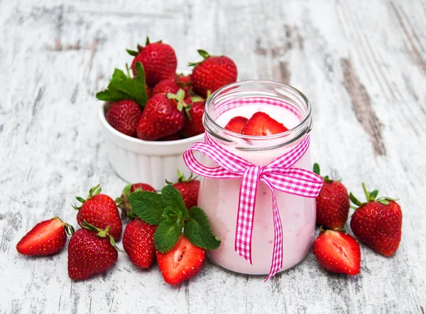 Yogurt with strawberries — Stock Photo, Image