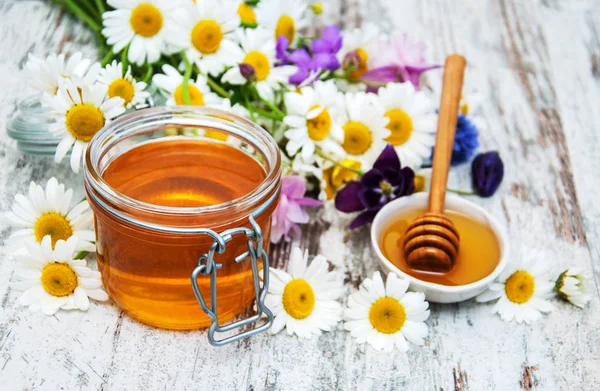 Honey and wild flowers — Stock Photo, Image