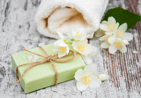 Sapone fatto a mano e fiori di gelsomino — Foto Stock