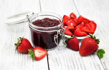 Çilek reçeli ve taze çilek.