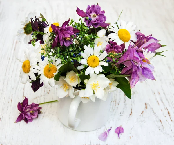 Flores silvestres en un jarrón —  Fotos de Stock